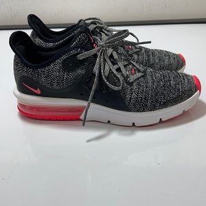 Nike Airmax heathered black and coral youth 6 EUC!